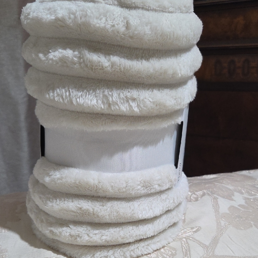 Room Essentials Soft Cream Throw Blanket